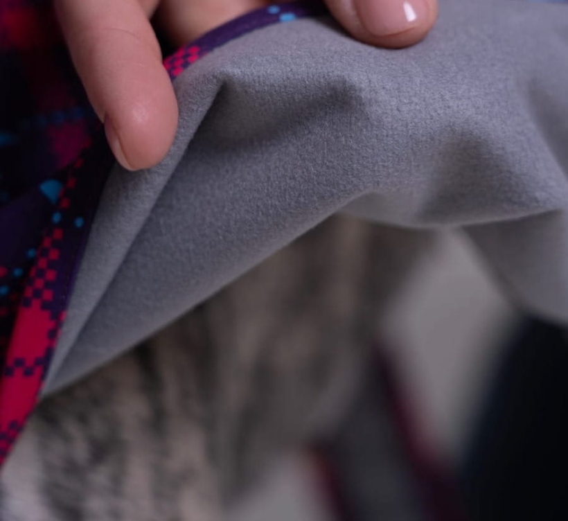 płaszcz softshellowy dla charta, na zdjęciu sposób zapinania płaszcza na rzep pod brzuchem