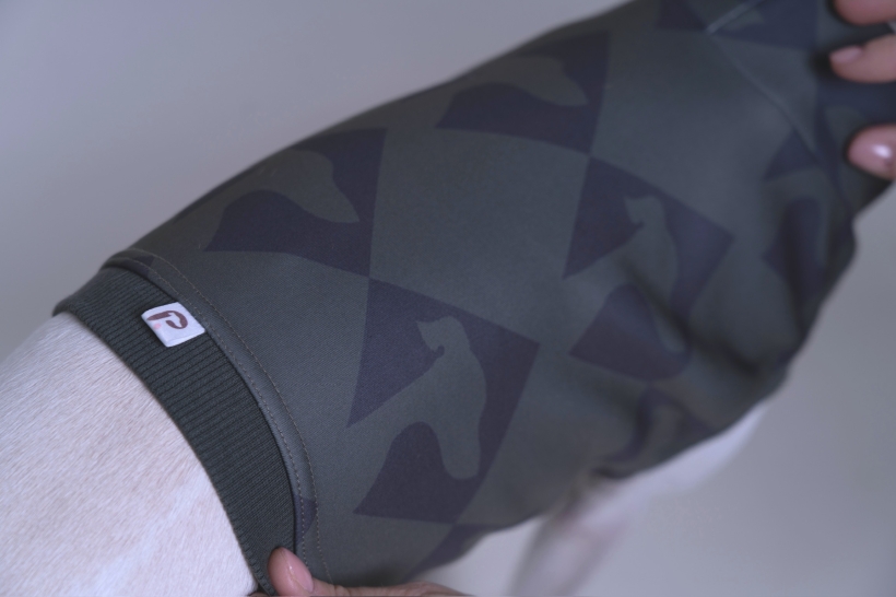 bezrękawnik dla charta, krótki top , na zdjeciu kremowy whippet w oliwkowym topie